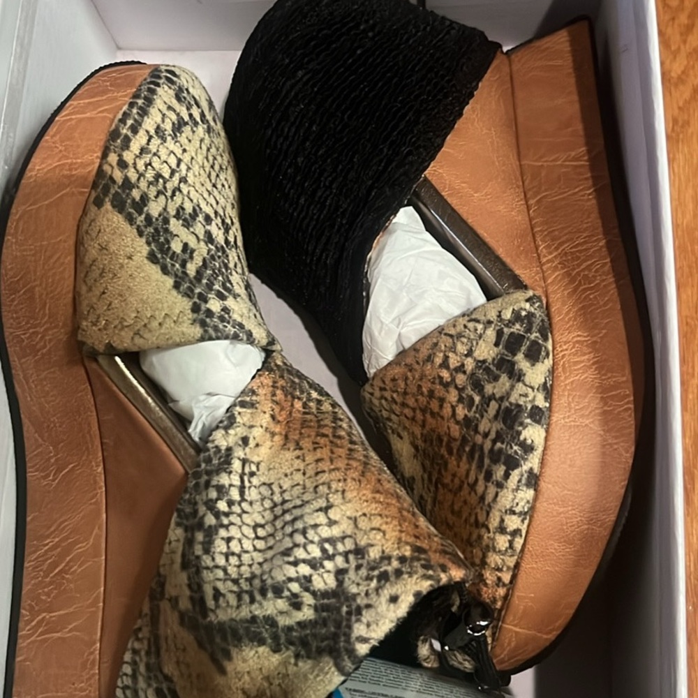 Womens Snake-Print Wedge Sandals in Tan and Black